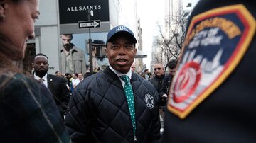 NEW YORK, NEW YORK - MARCH 17: New York Mayor Eric Adams participates in the St. Patrick's Day Parade along 5th Ave. on March 17, 2023 in New York City. Known as the world's largest St. Patrick's Day Parade, dozens of bands, performers politicians, and other groups made their way up Fifth Avenue in a celebration of Irish heritage.   Spencer Platt/Getty Images/AFP (Photo by SPENCER PLATT / GETTY IMAGES NORTH AMERICA / Getty Images via AFP). Foto: Spencer Platt/AFP