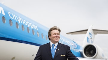 Foto cedida pela KLM mostra o rei Willem-Alexander ao lado de um avião na companhia no aeroportoSchiphol, perto de Amsterdã. Foto: KLM