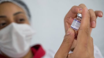 Enfermeira segura vacina da Pfizer contra a covid-19. Foto: Tiago Queiroz/Estadão