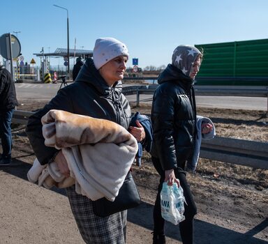 Dorohusk (Poland), 28/02/2022.- People arrive at the border crossing in Dorohusk, Poland 28 February 2022. UN High Commissioner for Refugees Filippo Grandi said on 28 February more than 500,000 refugees have fled from Ukraine into neighboring countries since Russia began its military operation on 24 February. Polish Deputy Interior Minister Pawel Szefernaker said on 26 February 115,000 people had crossed the border into Poland from Ukraine. (Polonia, Rusia, Ucrania) EFE/EPA/WOJTEK JARGILO POLAND OUT
