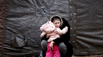 Refugiada ucraniana abraça criança em campo em Przemysl, na Polônia , em 28 de fevereiro. Foto: Yara Nardi/Reuters
