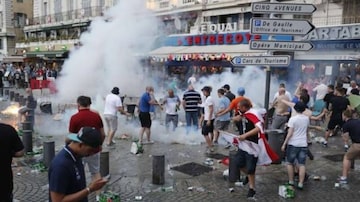 Torcedores russos e ingleses se enfrentaram durante Eurocopa. Foto: Darko Bandic|AP