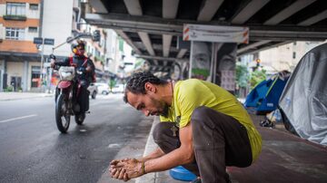 Morador de rua embaixo do Minhocão, em São Paulo. Foto: Tiago Queiroz/Estadão - 19/1/2021