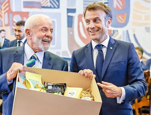Olha a cara de surpresa do Macron