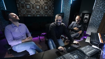 Os engenheiros Ricardo Camera,Giovanni Asselta e o produtor João Marcello Bôscoli. Foto: Nilton Fukuda / Estadão