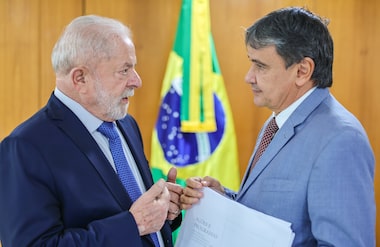 O presidente Lula durante audiência com Ministro do Desenvolvimento e Assistência Social, Família e Combate à Fome, Wellington Dias. 