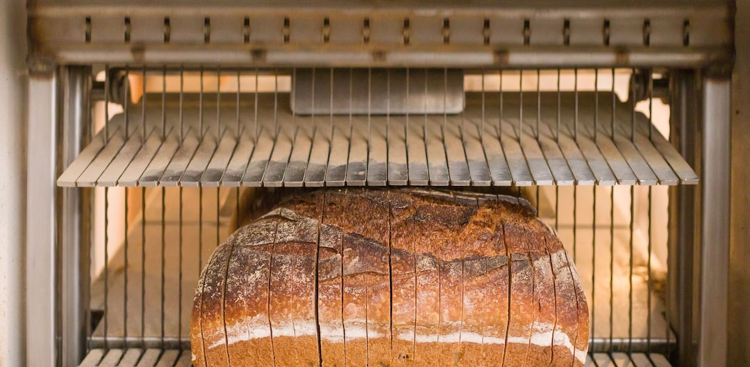 Pão integral fatiado daElmore Mountain Bread. Coletivo de padeiros se reuniram para produzir pão integral mais acessível para o público. Foto: Oliver Parini/The New York Times