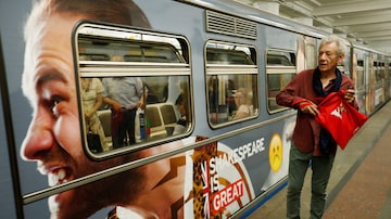 O ator Ian McKellen no metrô de Moscou. Foto: Maxim Zmeyev/Reuters