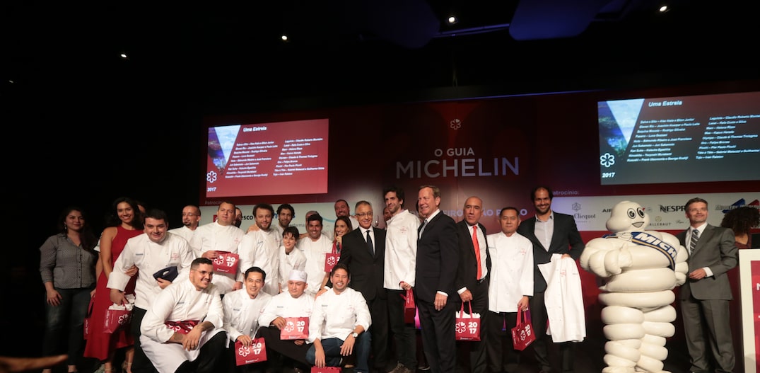 Chefs estrelados se reúnem no fim da cerimônia do Guia Michelin, em São Paulo. Foto: Alex Silva/Estadão