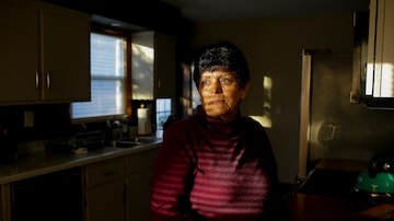 Rutilia Ornelas, de 65 anos, posa para um retrato em sua casa antes de seguir para a cerimônia de juramento de cidadania, em Milwaukee, na segunda-feira, 2. Foto: Joshua Lott/The Washington Post