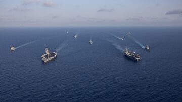 In this photo obtained from the US Department of Defense, the aircraft carriers Gerald R. Ford (L, front) and Dwight D. Eisenhower (R, front) and ships in their Strike Groups sail in formation in the Mediterranean Sea, on November 3, 2023. Washington deployed the Ford and Eisenhower to the eastern Mediterranean in the wake of the deadly attack on Israel by Hamas on October 7, to deter not just Hamas but also its allies Iran and the Lebanese Islamist movement Hezbollah. (Photo by Jacob Mattingly / US Department of Defense / AFP) / RESTRICTED TO EDITORIAL USE - MANDATORY CREDIT "AFP PHOTO / US Department of Defense/US Navy/Mass Communication Specialist 2nd Class Jacob Mattingly" - NO MARKETING NO ADVERTISING CAMPAIGNS - DISTRIBUTED AS A SERVICE TO CLIENTS. Foto: Jacob Mattingly / US Department of Defense / AFP