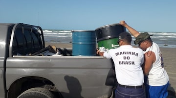 Mais de 450 quilos de óleo foram retirados somente da Praia de Atalaia, no Piauí. Foto: MARINHA DO BRASIL/DIVULGAÇÃO