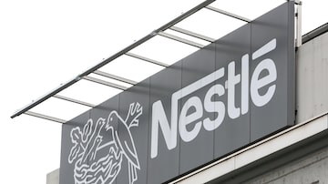 FILE PHOTO: The company's logo is seen at a Nestle plant in Konolfingen, Switzerland September 28, 2020. REUTERS/Arnd Wiegmann/File Photo. Foto: Arnd Wiegmann/Reuters