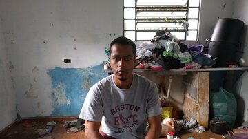 O índio guarani Thiago Henrique Karai Djekupe, de 26 anos,na ocupação de um terreno ao lado à terra índigena Jaraguá. Foto: Tulio Kruse/ESTADÃO