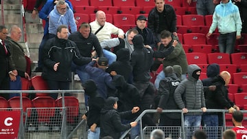 Alkmaar (Netherlands), 18/05/2023.- Riots in the stands after the UEFA Europa Conference League semi final second leg soccer match between AZ Alkmaar and West Ham United FC at AFAS stadium in Alkmaar, Netherlands, 18 May 2023 (issued 19 May 2023). (Disturbios, Países Bajos; Holanda) EFE/EPA/ANP
. Foto: EFE