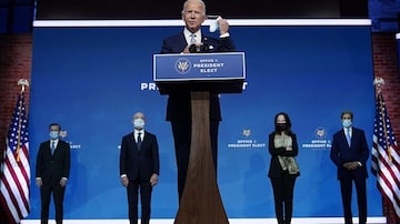 Joe Biden (centro) discursa com nomes indicados para formar seu governo: ataques vêm de ala progressista democrata e de republicanos. Foto: Karolyn Kaster/AP