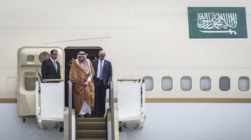 Rei da Arábia Saudita visita Indonésia com 460 toneladas de bagagem
