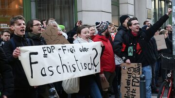 Manifestantes protestam em frente à sede do Partido Democrático Liberal (FDP) em Berlim com faixa com dizeres: livres ou fascistas?. Foto: REUTERS/Annegret Hilse