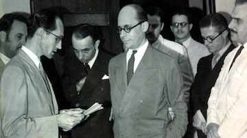 O ministro da Educação e Saúde de Getúlio Vargas, Gustavo Capanema (D), e o poeta Carlos Drummond de Andrade, seu amigo. Foto: Acervo O Globo