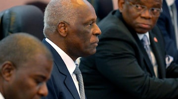 CAPTION CORRECTS AGE - FILE - Angolan President Jose Eduardo Dos Santos, listens during a meeting with Chinese President Xi Jinping at the Great Hall of the People in Beijing, China, June 9, 2015. Former Angolan president Jose Eduardo dos Santos has died in a clinic in Barcelona, Spain after an illness, the Angolan government said. He was 79 years old and died following a long illness, the government said Friday, July 8, 2022 in an announcement on its Facebook page. (Wang Zhao/Pool Photo via AP, File). Foto: Wang Zhao/Pool Photo via AP, File