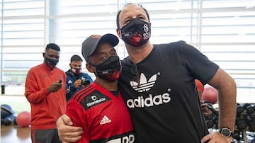 De volta ao Brasil, Robson visita o CT do Flamengo e conhece o técnico Rogério Ceni. Foto: Alexandre Vidal/Flamengo
