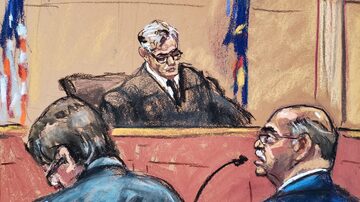 Allen Howard Weisselberg, the former Trump Organization CFO, sits in New York State Supreme Court with his lawyer Nicholas Gravante, as he pleads guilty during his hearing in the Manhattan borough of New York City, U.S., August 18, 2022 in this courtroom sketch. REUTERS/Jane Rosenberg. Foto: JANE ROSENBERG