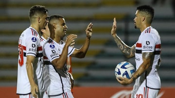 Sao Paulo's forward Luciano (R) celebrates with teammates after scoring his team's second goal during the Copa Sudamericana group stage second leg football match between Venezuela's Academia Puerto Cabello and Brazil's Sao Paulo at the Misael Delgado stadium in Valencia, Venezuela, on May 23, 2023. (Photo by Juan Carlos HERNANDEZ / AFP). Foto: Juan Carlos HERNANDEZ / AFP