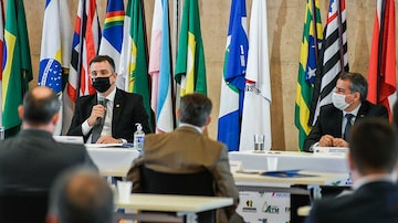 Rodrigo Pacheco e Julvan Lacerda durante evento da CNM durante a pandemia em 2021. Foto: Pedro Gontijo/Senado Federal