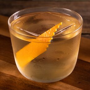 Drinque de uísque com Jerez em copo baixo enfeitado com uma casca de laranja. Foto: Tomás Rangel/Divulgação