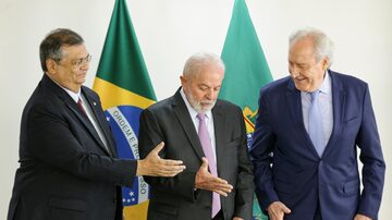 Flávio Dino, Lula e Ricardo Lewandowski em 11 de janeiro, dia em que o presidente confirmou que o ministro aposentado do STF seria o novo chefe do Ministério da Justiça, no lugar de Dino