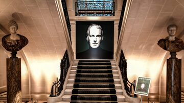Fotografia antiga de Hubert de Givenchy exposto na entrada da apresentação de sua coleção pessoal antes do leilão na casa de leilões Christie's. Foto: Stephane de Sakutin/AFP