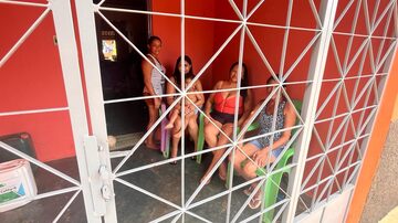 Andrea Lopes (ao centro, de vermelho) teme insegurança na região causada por fuga de presos. Foto: Higo Lima