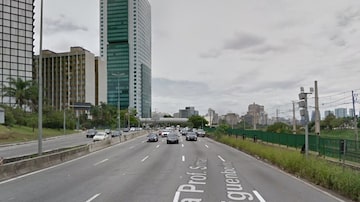 Criminosos bateram carro na grade de proteção da linha de trens, na Marginal do Pinheiros. Foto: Reprodução/Google Street View