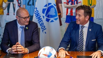 Shino Zuares, presidente da IFA, e Alejandro Domínguez, presidente da Conmebol, firmam acordo entre as duas entidades. Foto: Reprodução/@alejandrodominguezws