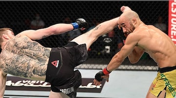 Marlon Moraes é nocauteado por Sandhagen com chute na cabeça no UFC em Abu Dabi. Foto: Reprodução/UFC Twitter