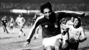 Zico (D) corre atrás do jogador da Bolívia que o chutou logo após a marcação do segundo gol brasileiro no Morumbi. Foto: A.LUCIO / ACERVO ESTADÃO/ 16-8-1979
