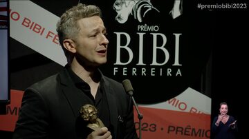 Lucas Lima se emocionou ao vencer a categoria de Melhor Revelação no Prêmio Bibi Ferreira. Foto: Reprodução de vídeo/YouTube/Prêmio Bibi Ferreira