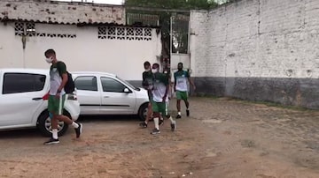 Jogadores do Sete de Setembro chegando para o jogo contra o Afogados após ônibus do clube quebrar. Foto: Reprodução / TV Globo