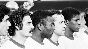 Entre Rivellino e Tostão, Pelé escuta hino nacional: trio marcou era vitoriosa da seleção brasileira, com a conquista da Copa de 1970. Foto: Arquivo/AE