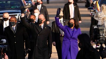 Kamala Harris e Douglas Emhoff cumprimentam presentes na posse presidencial; marido da vice-presidente é o primeiro segundo-cavalheiro da história dos EUA. Foto: REUTERS/Erin Scott