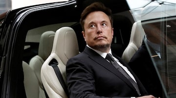 FILE PHOTO: Tesla Chief Executive Officer Elon Musk gets in a Tesla car as he leaves a hotel in Beijing, China May 31, 2023. REUTERS/Tingshu Wang/File Photo. Foto: Tingshu Wang/REUTERS