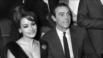 Claudine Auger e Sean Connery em um hotel em Paris, em fevereiro de 1965. A primeira bond girl francesa morreu aos 78 anos. Foto: AFP