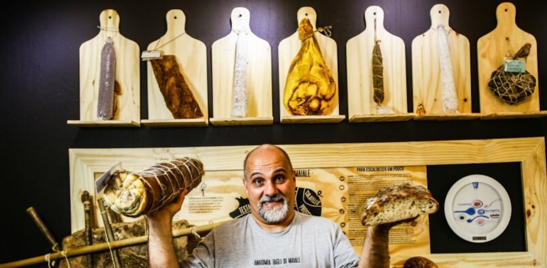 O chef Sauro Scarabotta resolveu apostar de vez nos pães de fermentação natural e nos embutidos artesanais. Foto: Gabriela Biló|Estadão 
