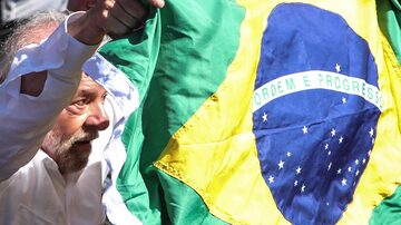 Lula exibe a bandeira brasileira, em São Paulo, no dia em que aguardava a notícia de que seria eleito presidente.