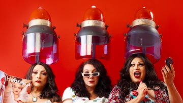 Personagens do espetáculo 'Les Girls - Uma Diva Perto de Você', que mistura teatro e musical com três atrizes trans. Foto: Estúdio DUOO