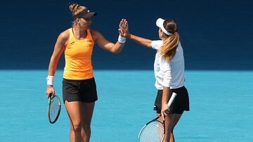 Bia Haddad (esq.) com Anna Danilina durante o jogo pela semifinal do Aberto da Austrália. Foto: Brandon Malone / AFP