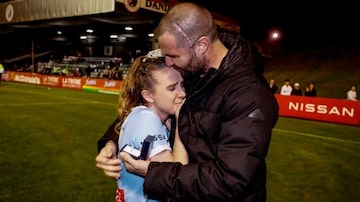 Rahli Dobson abandonou o futebol para ajudar namorado em luta contra o câncer; no último jogo, foi pedida em casamento. Foto: Twitter / Melbourne City FC