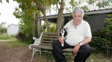 Em imagem de arquivo, Mujica posa com sua cadela Manuela, que morreu em junho de 2018. Foto: REUTERS/Andres Stapff
