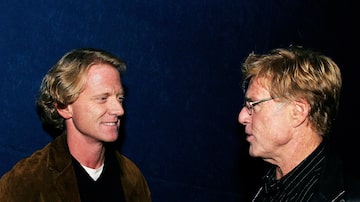 James Redford (à esquerda) conversa com o pai Robert, em um evento em Los Angeles em novembro de 2003. James, cineasta e ativista, morreu aos 58 anos. Foto: Giulio Marcocchi / GETTY IMAGES NORTHAMERICA / AFP