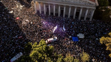 De acordo com o 'La Nación', protestos pela educação tiveram mais que o dobro do público do que o massivo velório de Diego Maradona. Foto: Tomas Cuesta/TOMAS CUESTA
